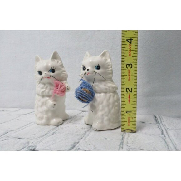 Enesco Vintage Cat Kitten Salt and Pepper Shakers Ball of Yarn Japan MCM - Picture 2 of 4